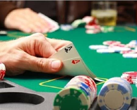 Đánh bạc poker là gì? Tìm hiểu cách đánh bạc poker tại sunwin web